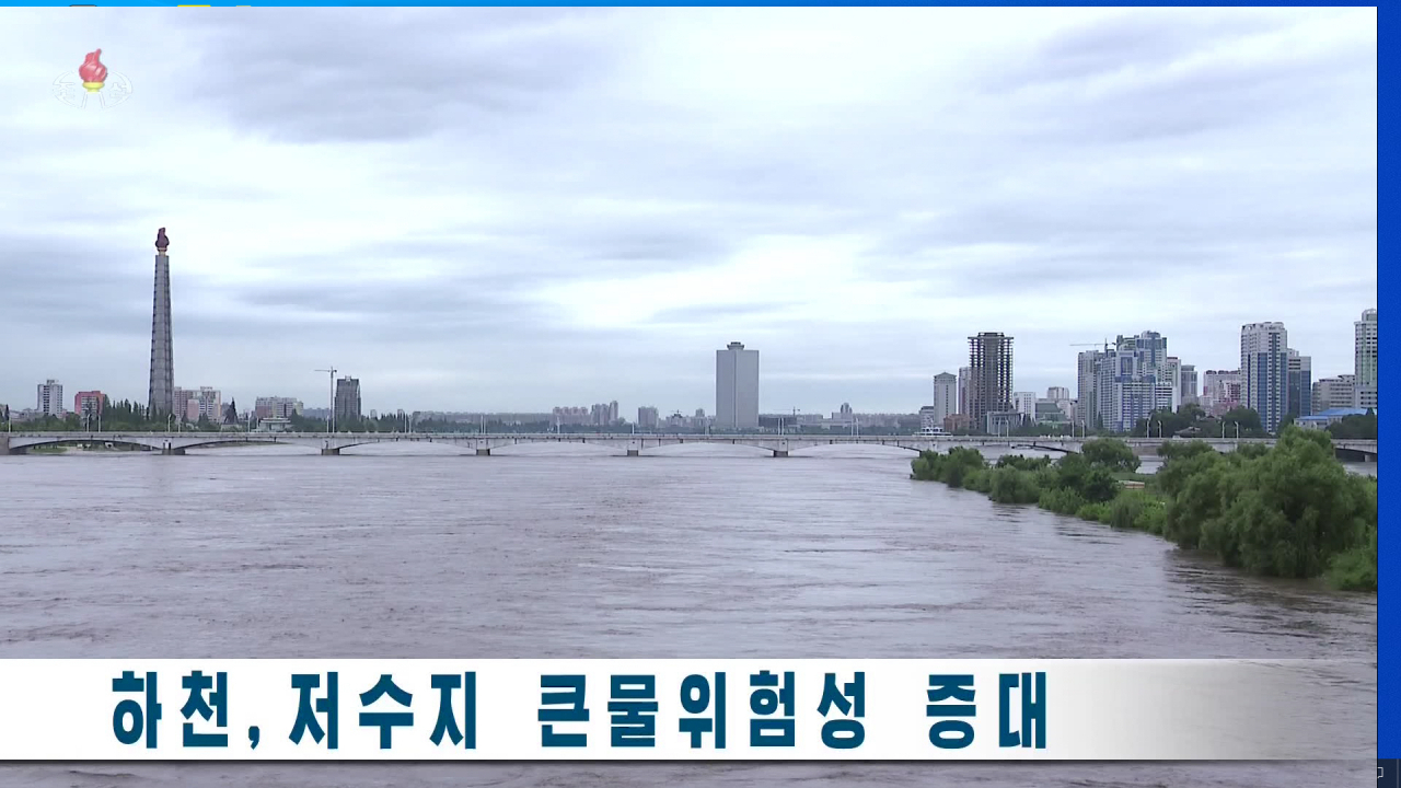 조선중앙TV는 8일 하천과 저수지 홍수 위험성을 언급하며 최근 장맛비에 불어난 대동강 모습을 공개했다. 대동강 수위가 높아지면서 평양 주체사상탑 인근 다리 바로 밑까지 물이 차오른 것을 볼 수 있다. [조선중앙TV 화면] 연합뉴스