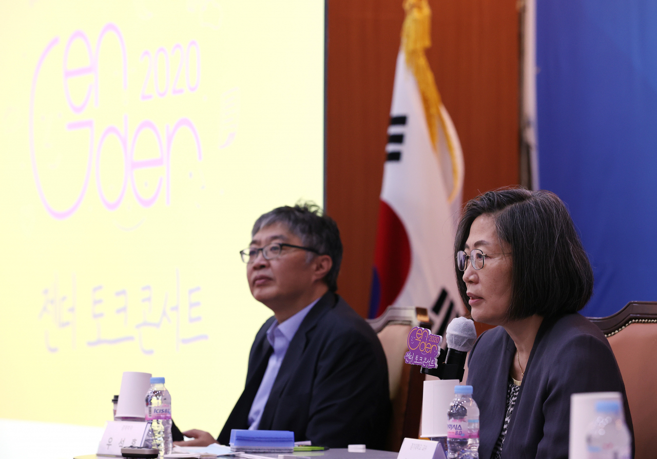이수정 경기대 범죄심리학과 교수가 2일 오전 서울 서대문구 경찰청에서 열린 '젠더 토크 콘서트'에서 인사말을 하고 있다. 왼쪽은 우석훈 경제학자. 연합뉴스