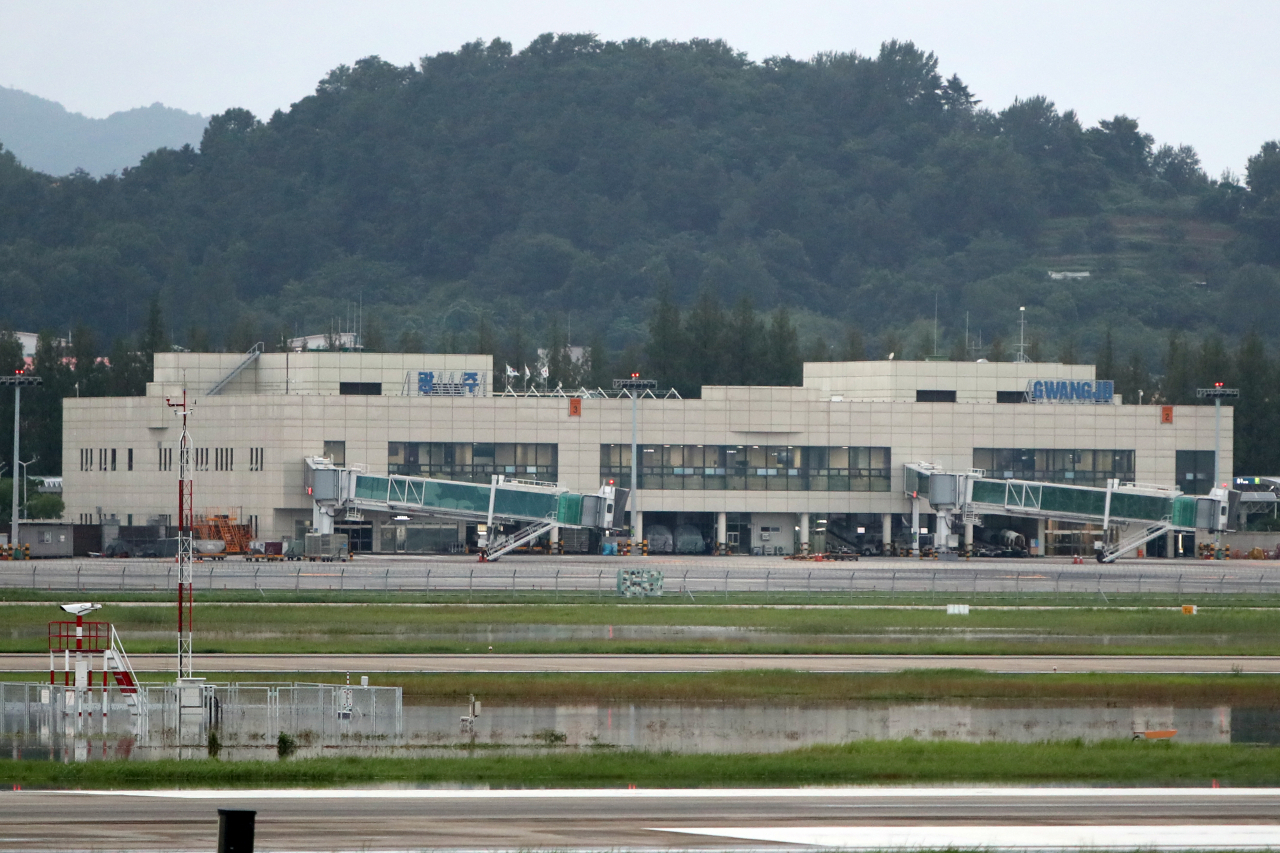8일 오후 광주공항 활주로 일부가 침수해 제주·서울·양양 등을 오가는 항공편 12편이 결항했다. 활주로 이착륙을 통제하는 공군 제1전투비행단은 야간에 침수된 활주로 이용이 위험하다고 판단해 항공사 등과 협의해 결항을 결정했다. 사진은 이날 광주공항의 모습. 연합뉴스