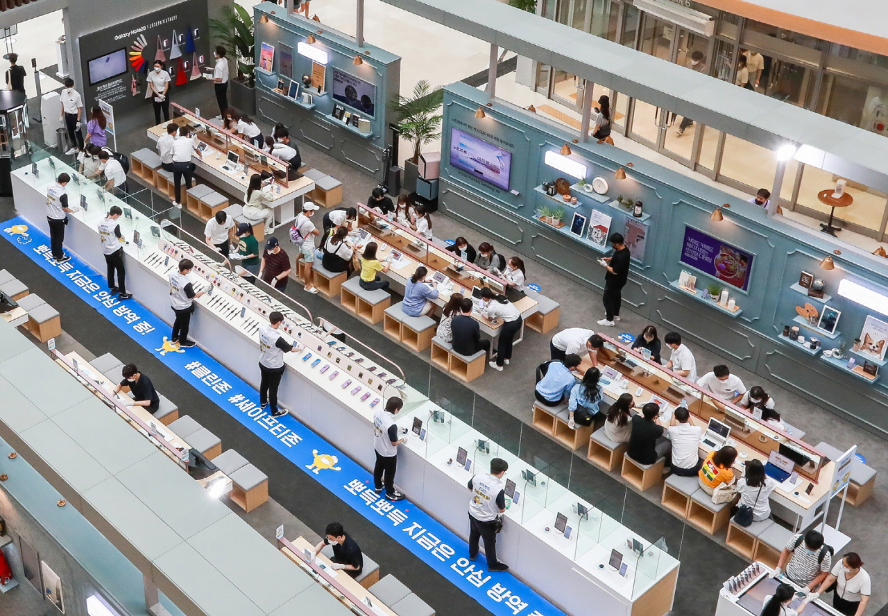 삼성전자가 지난 8일 오픈한 서울 영등포 타임스퀘어 '갤럭시 노트20 스튜디오' 전경. '갤럭시 노트20 스튜디오'에서는 체험 공간과 방역 공간으로 동선을 이원화해 2~30분마다 교차 운영하며 고객이 안심하고 체험할 수 있는 환경을 제공한다. [삼성전자 제공]