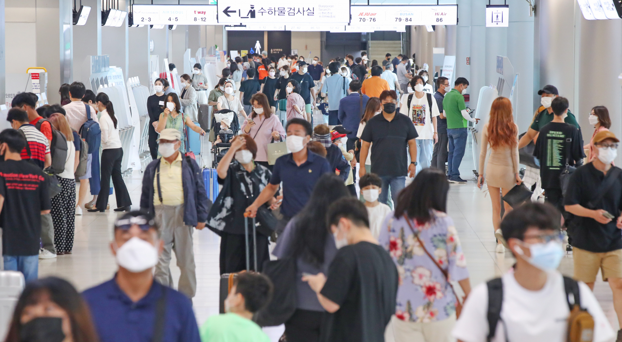 지난달 31일 오후 서울 김포공항 국내선 청사가 여행객들로 붐비고 있다. [연합]
