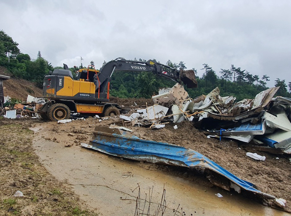 8일 오후 전북 장수군 번암면 교동리에서 발생한 산사태가 주택을 덮쳤다. 소방당국은 이 주택에 2&sim;3명이 매몰된 것으로 추정하고 굴착기 등을 동원해 구조 작업을 벌이고 있다. 연합뉴스