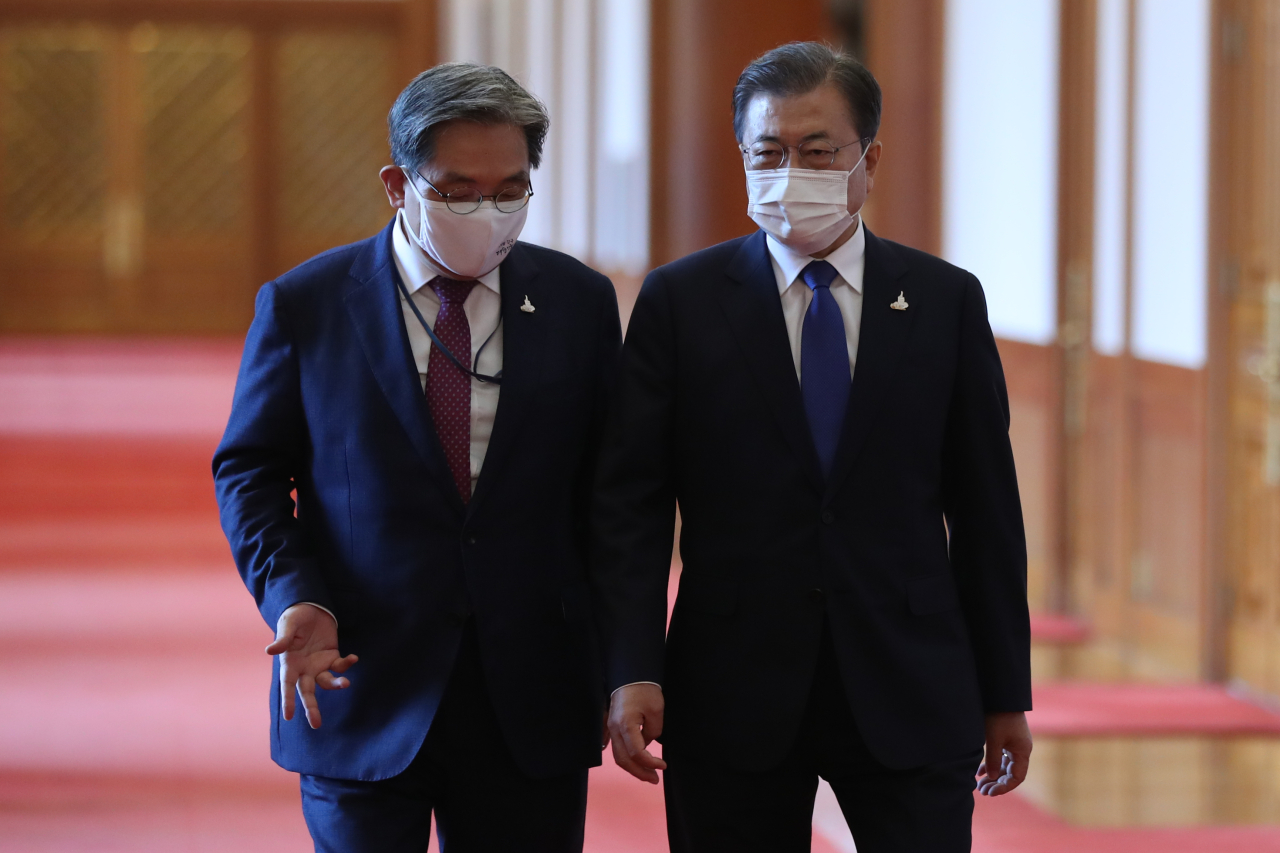 President Moon Jae-in and chief of staff Noh Young-min (left). Yonhap