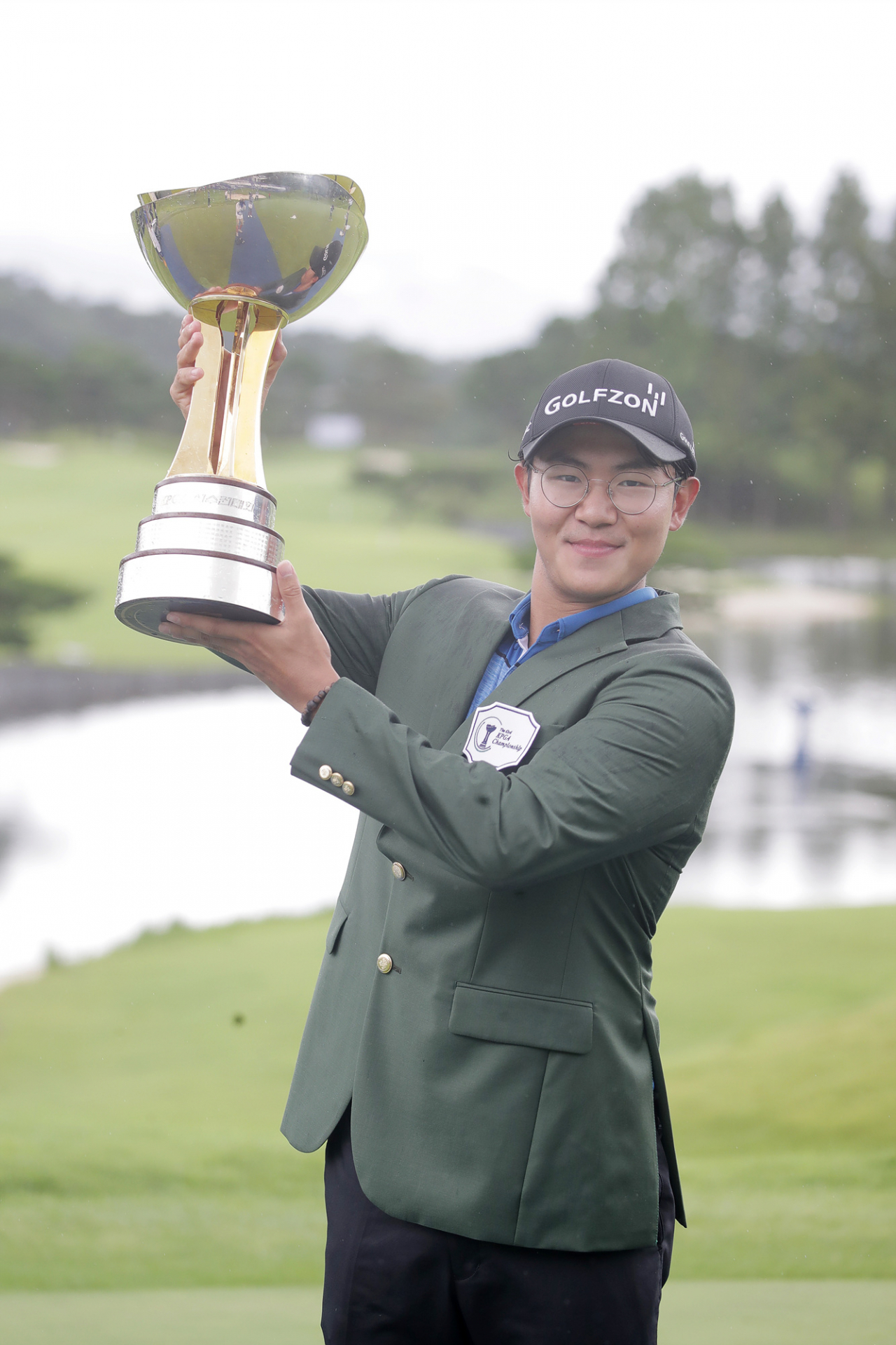 우승트로피를 들고 활짝 웃는 김성현./KPGA 제공