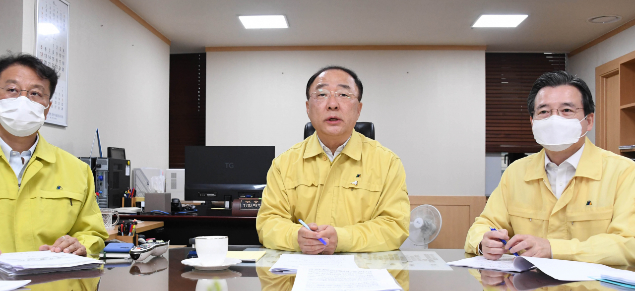 홍남기 경제부총리 겸 기획재정부 장관(가운데)이 서울 광화문 정부서울청사에서 장마 피해 복구 지원을 위한 긴급점검회의를 진행하고 있다. 연합뉴스
