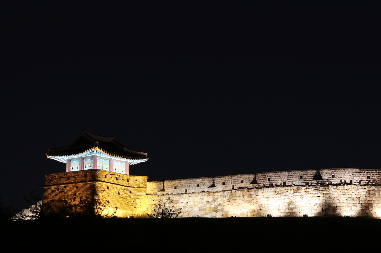 수원 동북포루 야경.