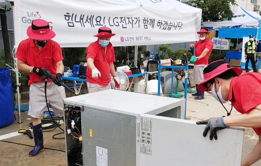 LG전자가 최근 갑작스런 폭우로 피해를 입은 지역에서 수해 복구 서비스 활동을 하고 있다. [LG전자 제공]