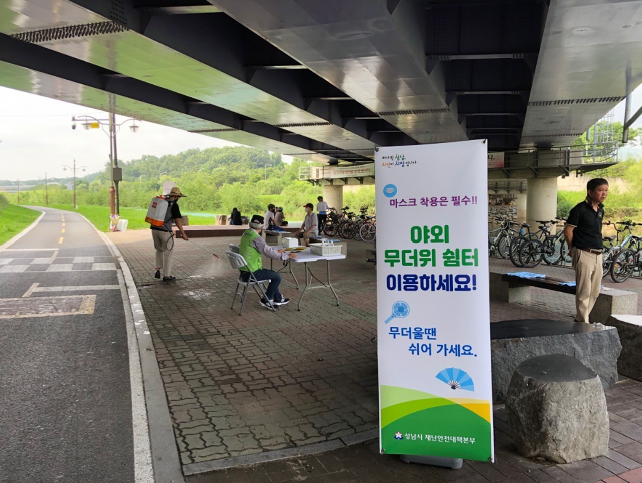 성남시 수정구 둔전교 아래 야외무더위쉼터. [성남시 제공]