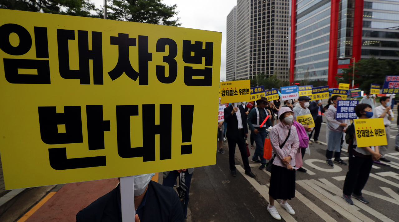 정부의 부동산 규제 정책에 반대하는 시민들이 8일 서울 여의도에서 열린 집회에서 임대차3법 등에 반대하는 구호를 외치고 있다. [연합]