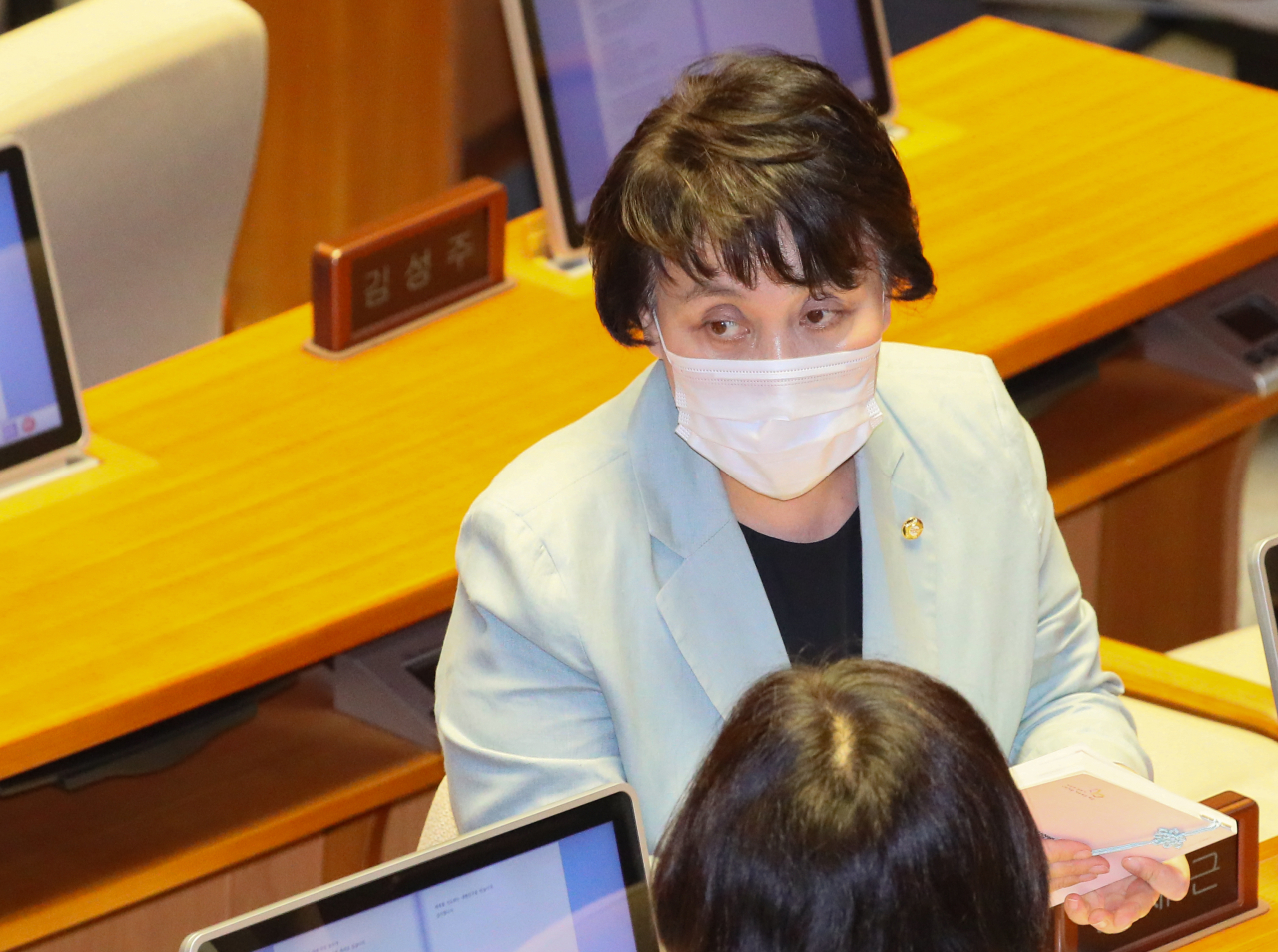 정춘숙 더불어민주당 의원이 지난 20일 국회 본회의장에서 동료 의원과 대화하고 있다 [연합]