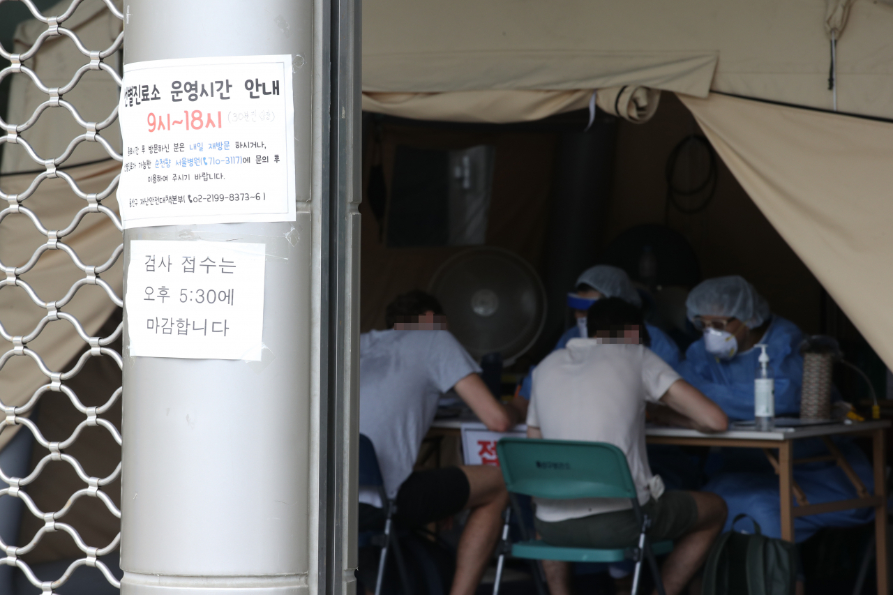 국내 신종 코로나바이러스 감염증(코로나19)이 다시 확산세를 보이면서 일일 신규 확진자 수가 40명대로 올라선 지난 6일 오후 서울 용산구보건소 선별진료소. [연합]