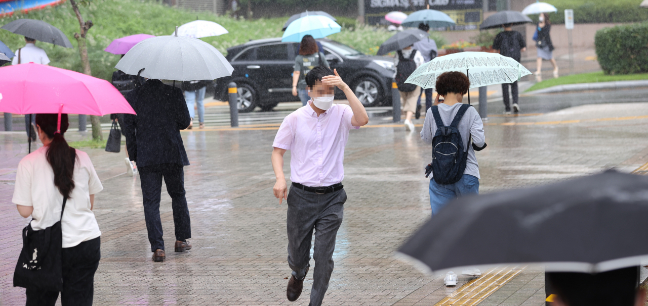 장마가 계속되는 가운데 지난 10일 오전 서울 청계광장 인근에서 한 시민이 비를 맞으며 뛰어가고 있다. [연합]