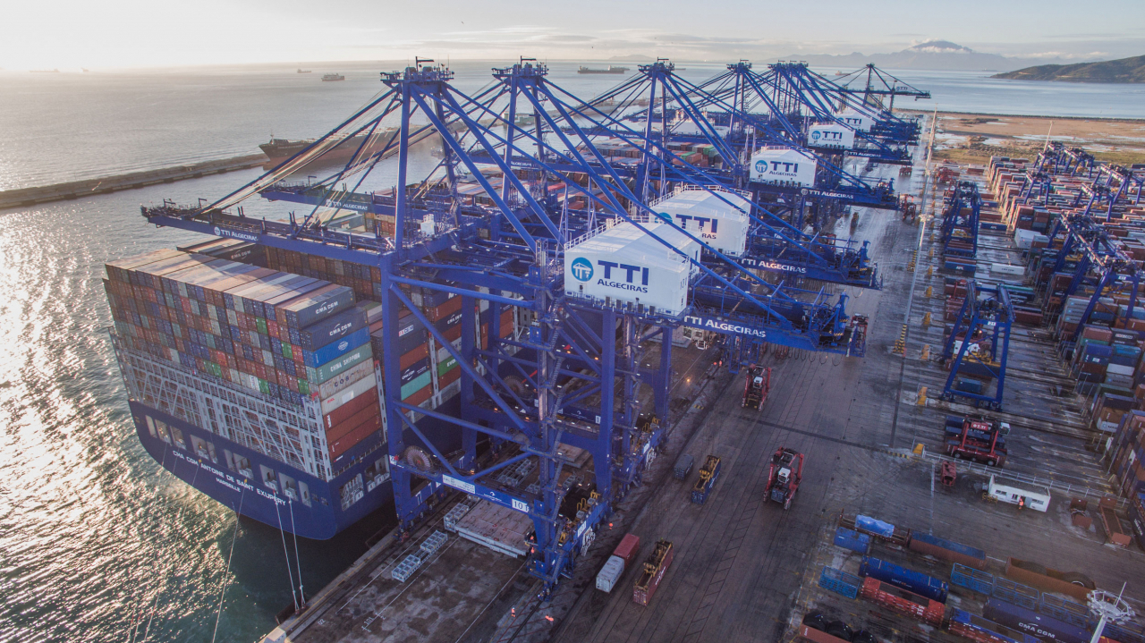 HMM의 스페인 알헤시라스 터미널(TTIA)에서 CMA-CGM 컨테이너 선박이 하역작업을 하고 있다. [HMM 제공]