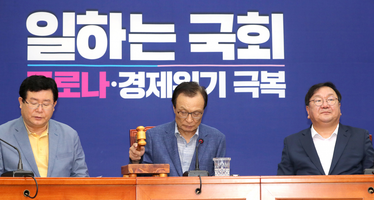 이해찬 더불어민주당 대표가 10일 오전 서울 여의도 국회에서 열린 최고위원회의에서 의사봉을 두드리고 있다. [연합]