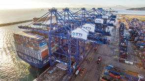 HMM의 스페인 알헤시라스 터미널(TTIA)에서 CMA-CGM 컨테이너 선박이 하역작업을 하고 있다. [HMM 제공]