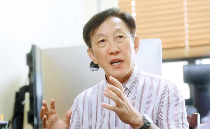 이인호 한국경제학회 신임 회장이 지난달 30일 서울 관악구 서울대 캠퍼스 교정에서 한국경제의 현황과 전망, 개선 방향에 대한 의견을 개진하고 있다. 이 회장은 “정치와 경제가 균형있게 어우러질 때 성장과 분배를 모두 고루 달성할 수 있다”며 “시장의 자율적인 자원 배분 기능까지 해쳐선 안 된다”고 지적했다. 이상섭 기자