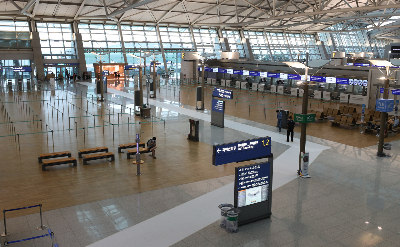 본격적인 여름 휴가철에도 한산한 인천국제공항 출국장의 모습. [연합]