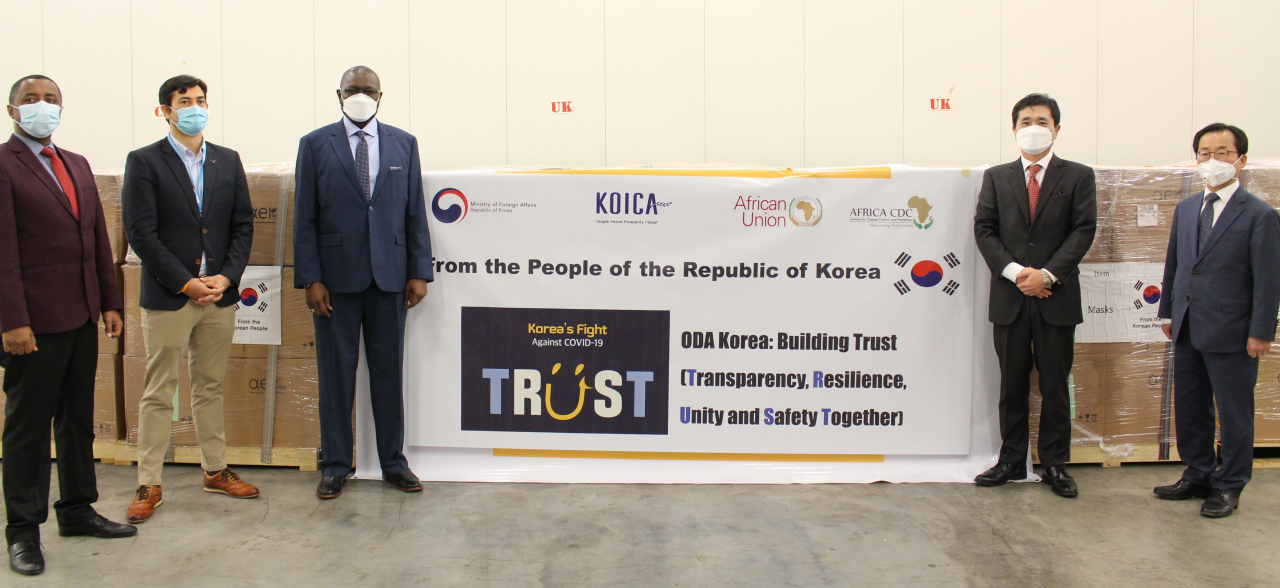주에티오피아 한국대사관이 지난달 24일 에티오피아 아디스아바바 볼레 공항에서 한국의 인도적 지원품인 마스크 200만 장을 아프리카 연합(AU) 산하 아프리카 질병통제예방센터(Africa Centres for Disease Control and Prevention, Africa CDC)에 전달하고 있다. [코이카 제공]