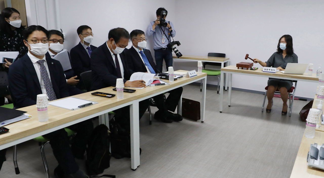 지난 달 23일 서울시 종로구 서울시교육청 학교보건진흥원에서 자율형 사립고(자사고) 지위가 박탈될 입장에 놓인 휘문고등학교의 입장을 듣는 청문이 진행되고 있다. [연합]