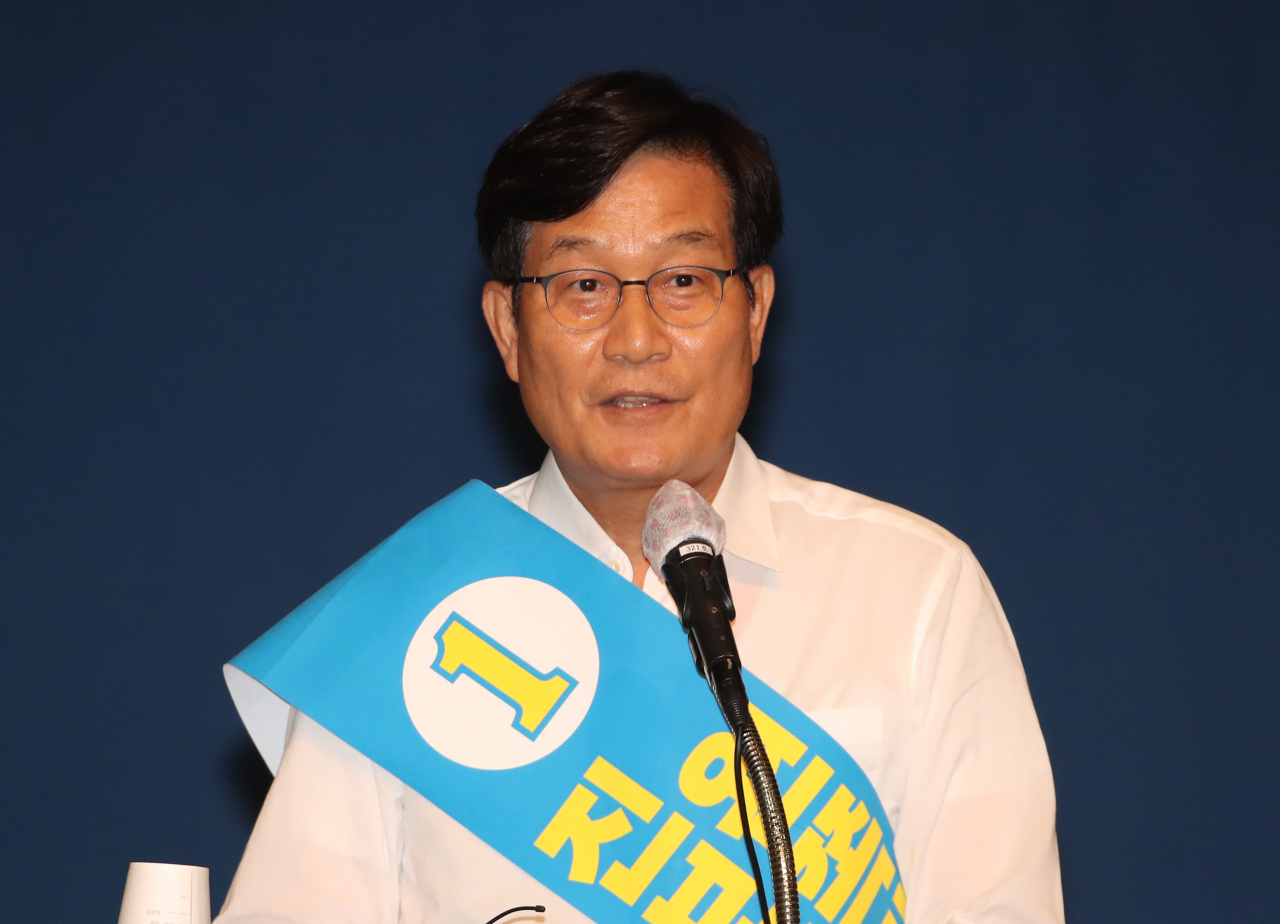 신동근 더불어민주당 당 최고위원 후보가 2일 오후 대구 북구 엑스코에서 열린 더불어민주당 당 대표·최고위원 후보 합동연설회에서 지지를 호소하고 있다. [연합]