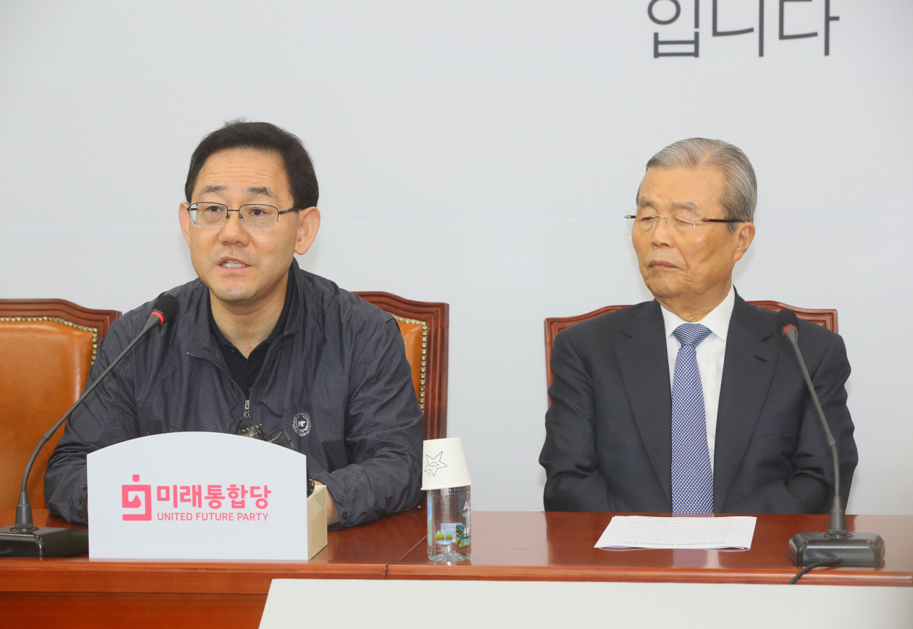주호영 미래통합당 원내대표(왼쪽)가 10일 국회에서 열린 비상대책위원회의에서 발언하고 있다. [연합]
