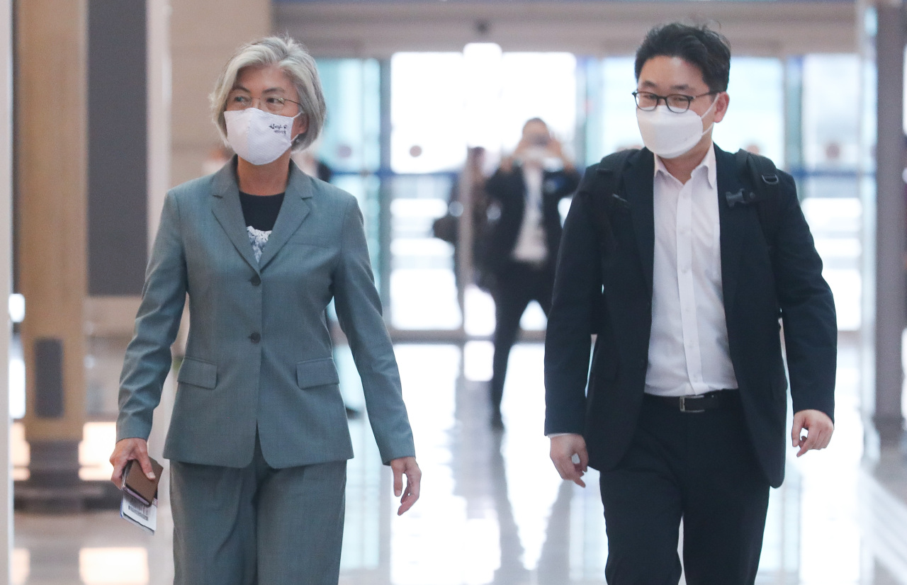 Foreign Minister Kang Kyung-wha (left) heads to Berlin, Germany on Sunday. (Yonhap)