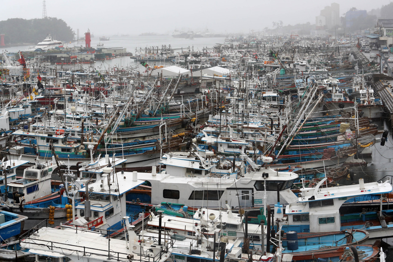 Ships are docked Monday at a shipyard in Yeosu, South Jeolla Province, as Typhoon Jangmi, the fifth typhoon of the year and the first typhoon to directly impact Korea, approaches the peninsula. (Yonhap)