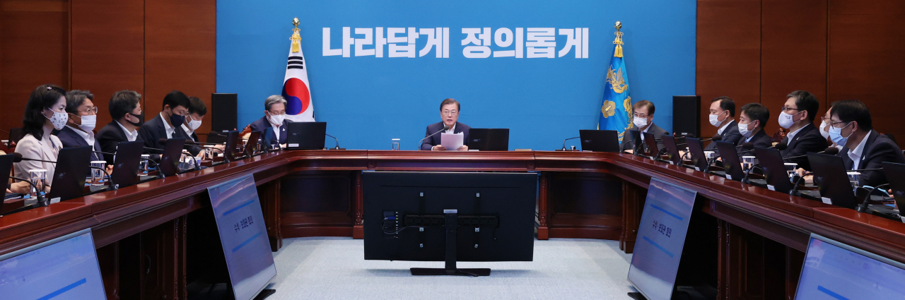 문재인 대통령이 10일 오후 청와대에서 열린 수석·보좌관 회의에서 발언하고 있다. 왼쪽부터 김외숙 인사수석, 강기정 정무수석, 하동수 국토교통비서관, 이호승 경제수석, 김상조 정책실장, 노영민 대통령 비서실장, 문 대통령, 서훈 국가안보실장, 윤도한 국민소통수석, 여현호 국정홍보비서관, 김거성 시민사회수석, 황덕순 일자리수석. [연합]