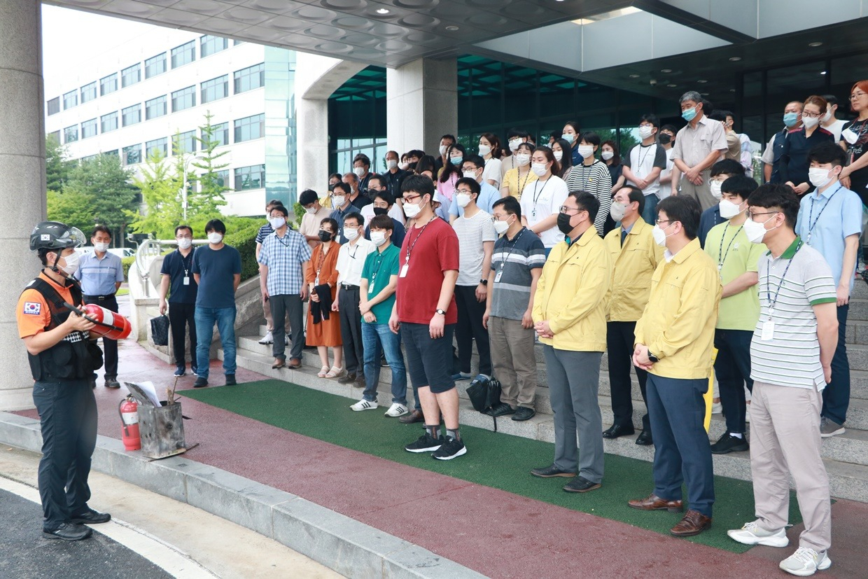 국가수리과학연구소 임직원들이 10일 열린 ‘민관 합동 비상대피 및 화재진압 훈련’에서 소화기 사용교육을 받고 있다.[국가수리과학연구소 제공]