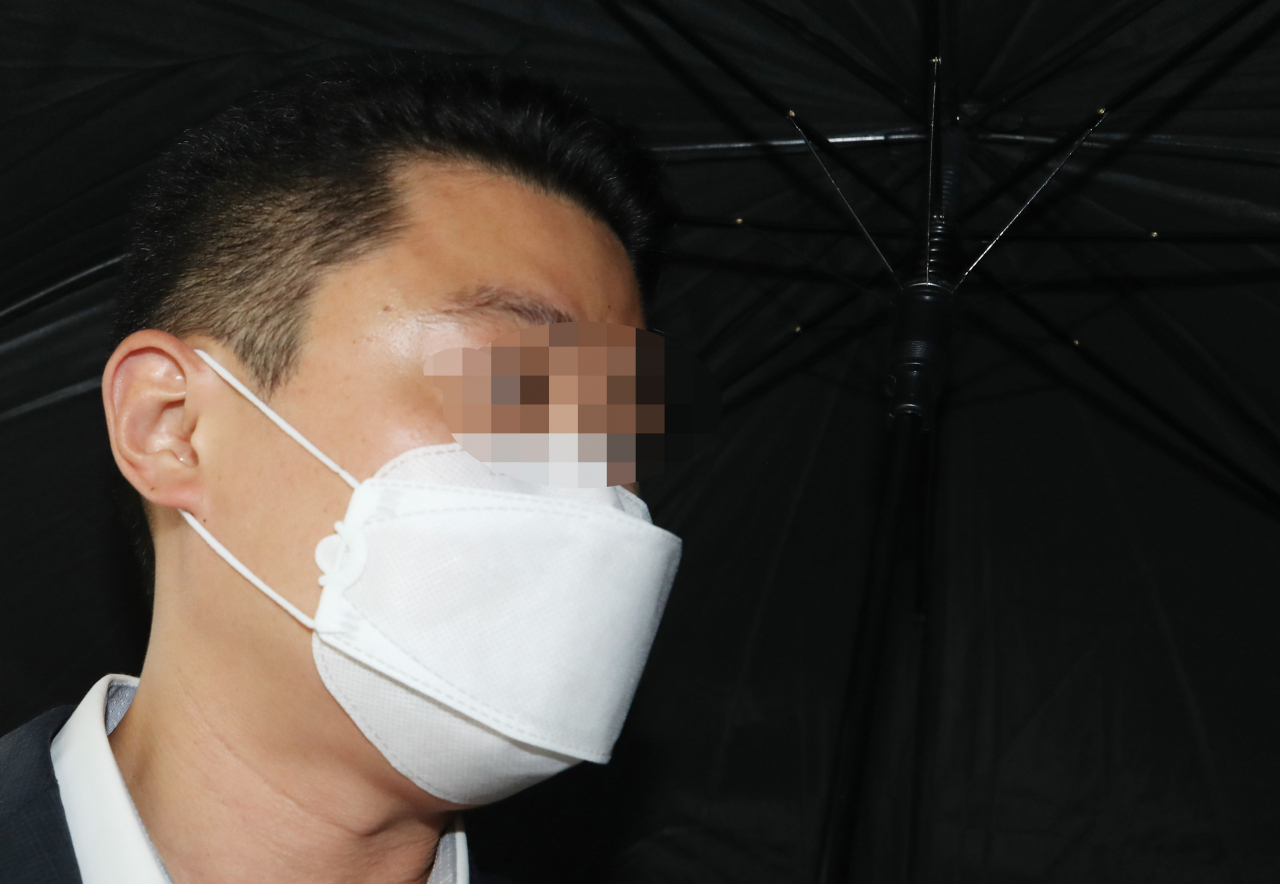 옵티머스자산운용 연루 의혹을 받는 화장품 회사 '스킨앤스킨'의 신규사업부 총괄고문인 유모 씨가 22일 오전 서울 서초구 서울중앙지법에서 열린 구속 전 피의자 심문(영장실질심사)에 출석하며 법정으로 향하고 있다. [연합]