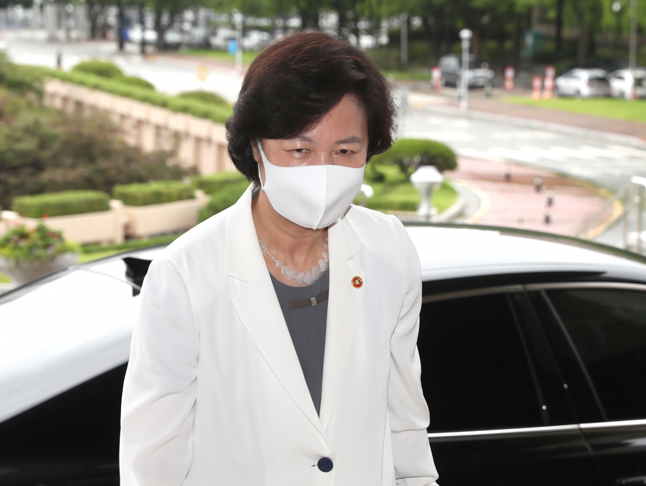 추미애 법무부 장관이 10일 오전 경기도 정부과천청사 법무부로 출근하고 있다. [연합]