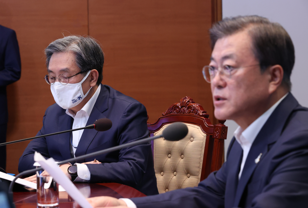 노영민 대통령 비서실장이 지난 10일 청와대에서 열린 수석·보좌관 회의에 참석했다. 오른쪽은 문재인 대통령. [연합]