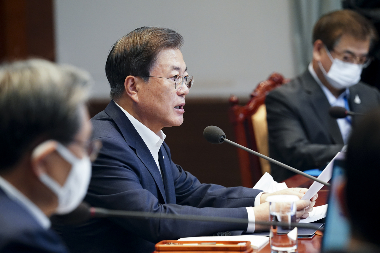 문재인 대통령이 10일 오후 청와대에서 수석·보좌관 회의를 주재하고 있다. [연합]