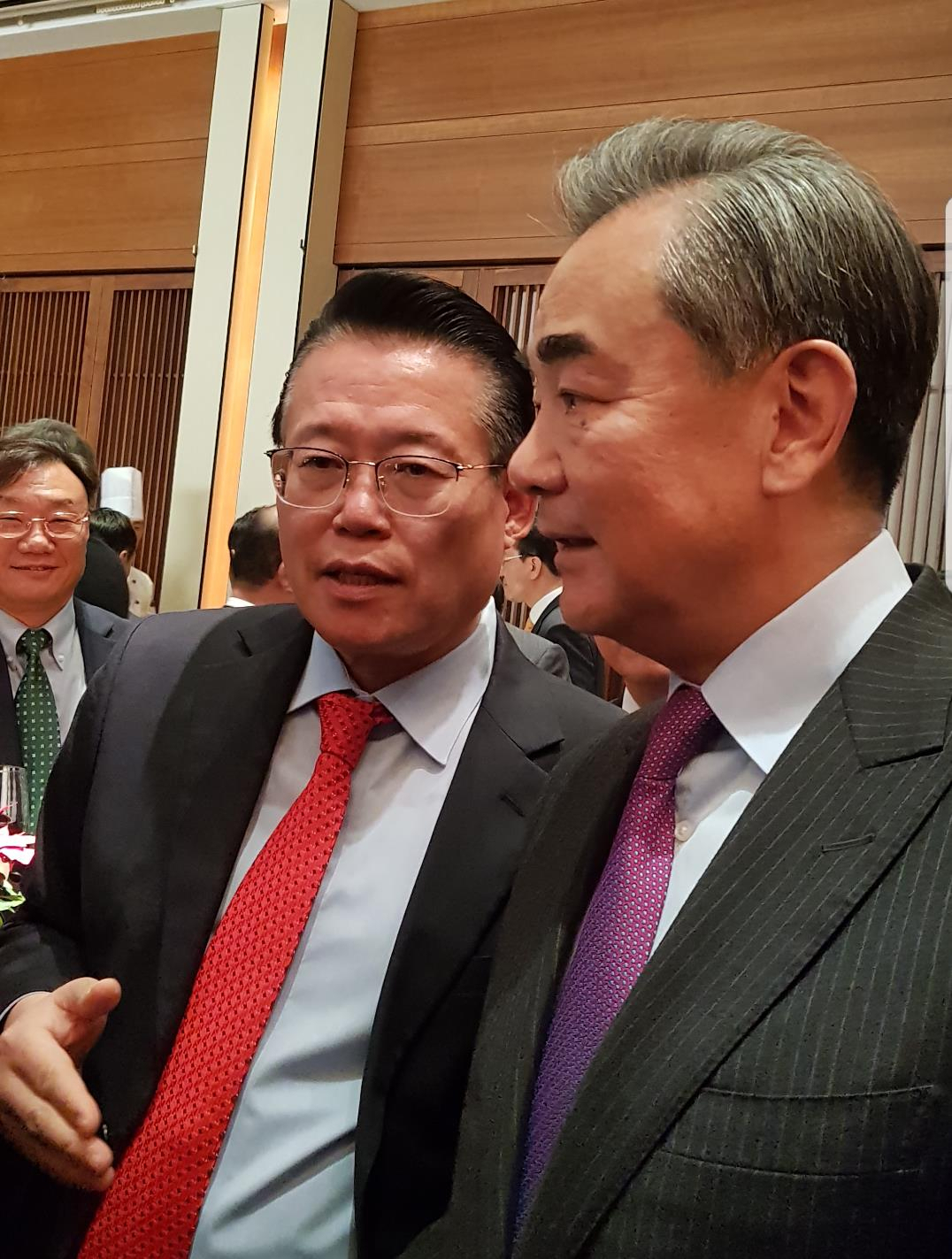 지난해 12월 5일 왕이 중국 외교부장 방한시 한중 관계 관련 대담 중인 권기식 한중도시우호협회장〈사진 왼쪽〉
