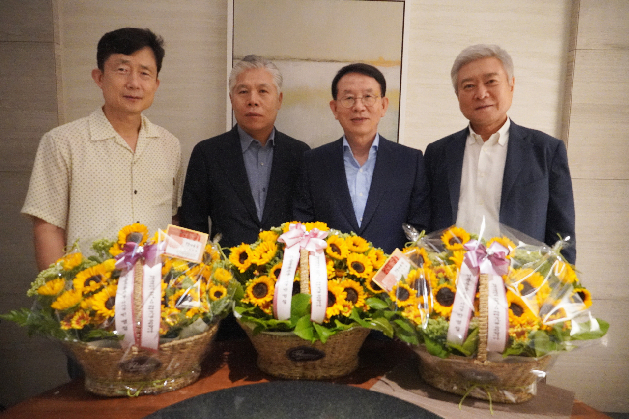 민병철(왼쪽 세번째) 선플재단 이사장이 정인재 뉴스엔지니어링 회장(맨왼쪽), 이희길 펜디코리아 회장(왼쪽 두번째), 소진세 교촌 에프앤비 회장(맨오른쪽)과 함께 수해와 코로나19로 어려움을 겪는 화훼농가와 소상공인들을 돕기위한 ‘화훼농가 돕기 챌린지’에 동참하고 있다.