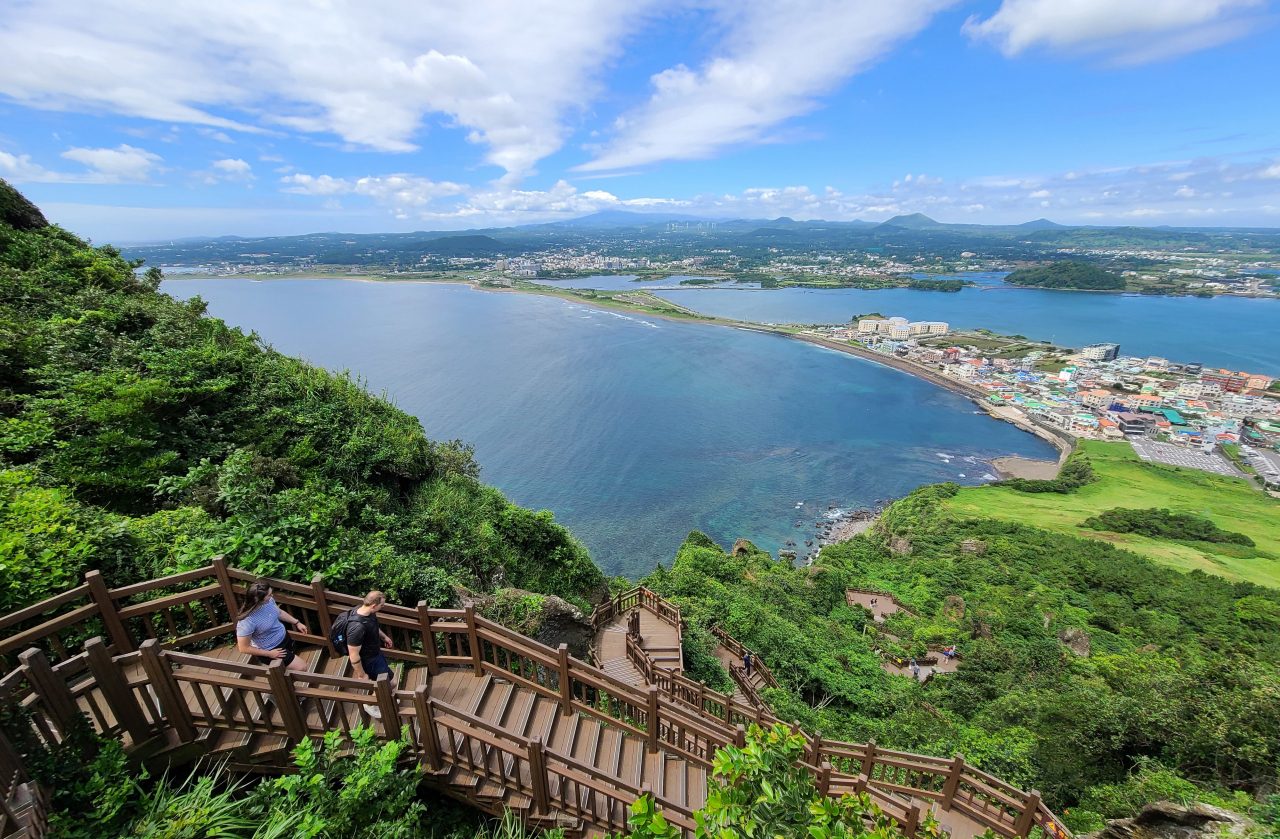 성산일출봉 정상에서 한라산쪽으로 바라본 풍경. 구름떼가 한라산쪽으로 몰려가는 모습이 이채롭다.
