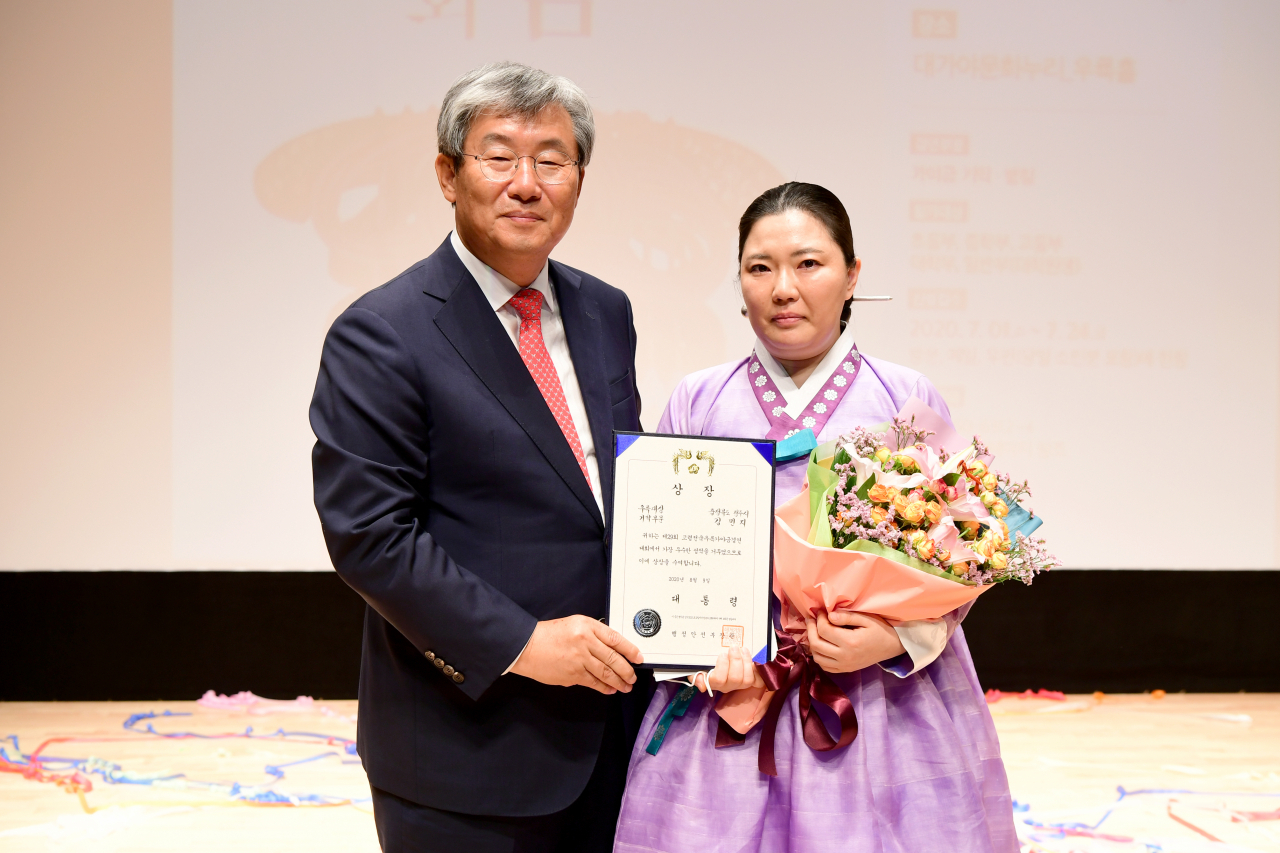 고령 전국우륵가야금경연대회에서 대통령상인 우륵대상을 차지한 김민지씨가 시상을 마치고 곽용환 고령군수와 함께 기념촬영을 하고 있다.[고령군 제공]