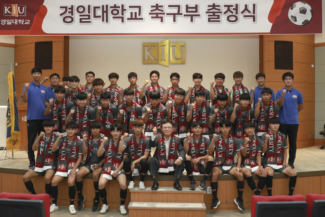경일대 축구부 출정식에서 정현태 총장이 선수단과 함께 파이팅을 외치며 기념 촬영을 하고 있다.[경일대 제공]