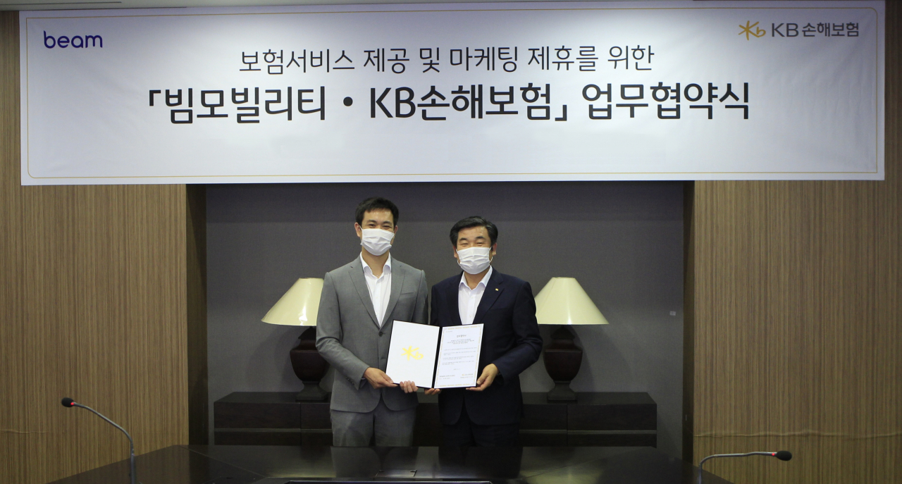 KB손해보험(대표이사 사장 양종희)은 10일 오후, 서울 강남구 역삼동에 위치한 KB손해보험 본사 사옥에서 박경희 경영총괄 부사장(우측)과 빔모빌리티코리아 앨런 쟝(Alan Jiang) 대표(좌측) 등이 참석한 가운데 공유 전동킥보드 모바일 플랫폼 ‘빔(Beam)’의 운영업체인 빔모빌리티코리아와 안전한 공유킥보드 이용 환경 조성을 위한 업무제휴 협약(MOU)을 체결했다. 출처=KB손해보험