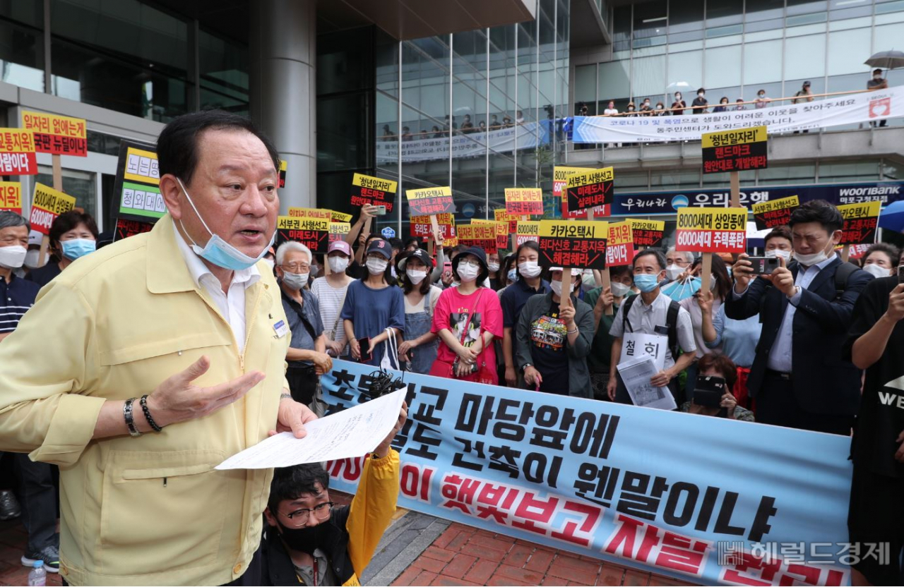10일 마포구 청사 광장에 긴급히 설치된 현장구청장실 앞에서 유동균 구청장이 정부의 상암동 일대 임대주택 공급 계획에 대해 설명하고 있다. [마포구 제공]
