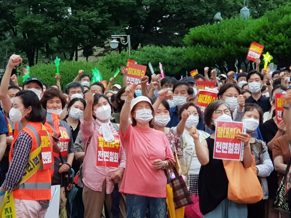 과천시민 3000여 명은 지난 8일 과천중앙공원 분수대 앞에서 집회를 열고 “정부의 일방적인 주택 공급 대책을 철회하라”고 요구했다.[연합]
