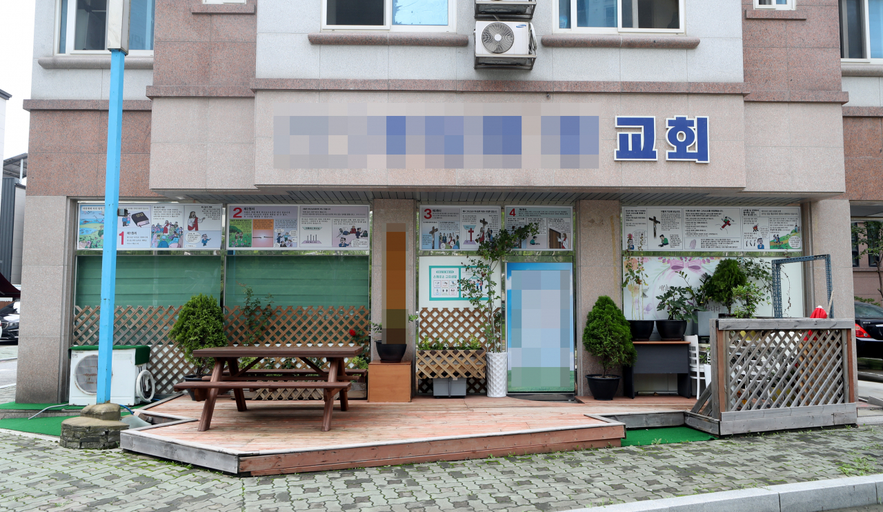 경기 김포 한 장로교회 교인과 목사 등 8명이 잇따라 신종 코로나바이러스 감염증(코로나19) 확진 판정을 받은 가운데 10일 오후 경기도 김포시 해당 교회의 출입문이 굳게 닫혀 있다. 연합뉴스