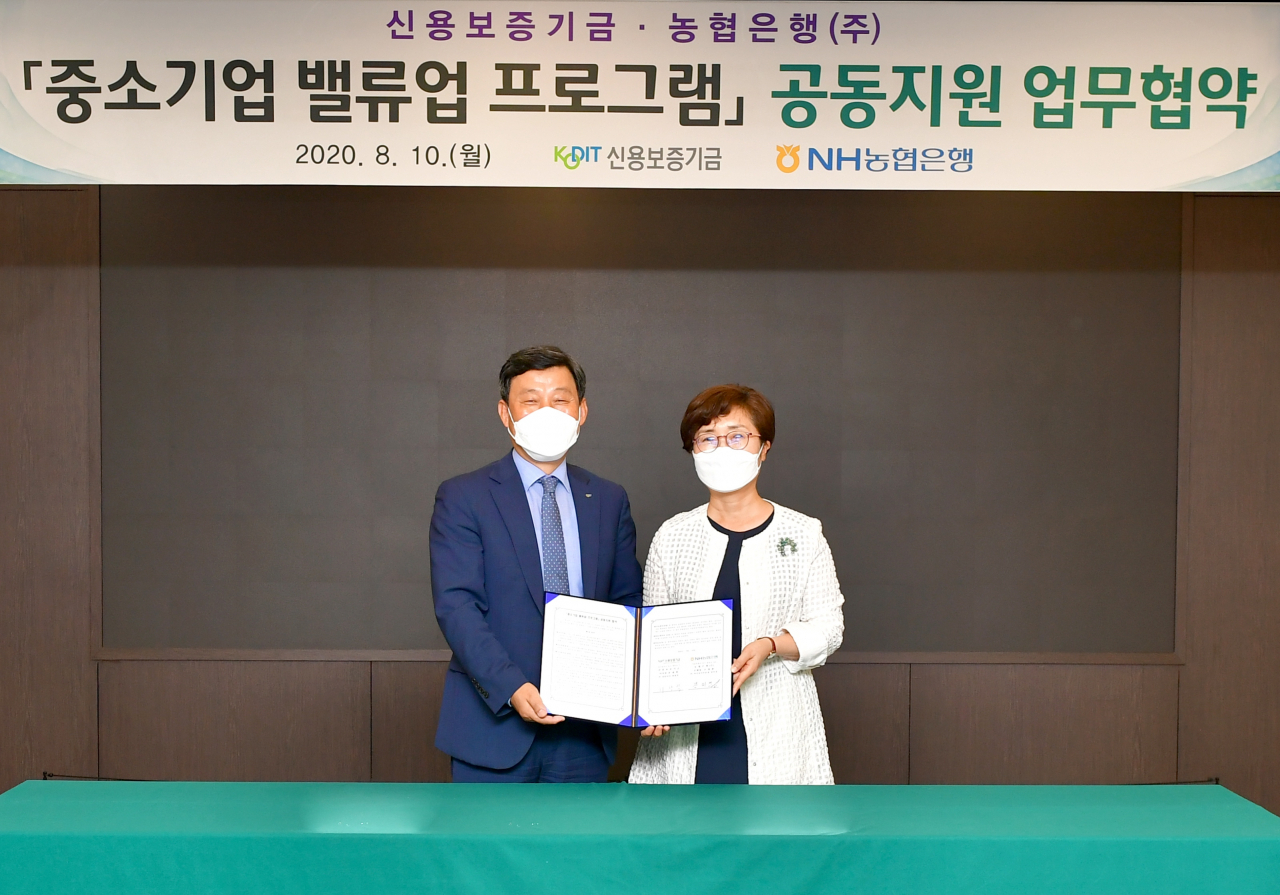 지난 10일 서울시 중구 농협은행 본점에서 장미경 농협은행 여신심사부문 부행장(오른쪽)과 최창석 신용보증기금 전략사업부문 담당이사가 ‘중소기업 밸류업 프로그램 공동지원 업무협약식’을 실시하며 기념촬영을 하고 있다 [농협은행 제공]