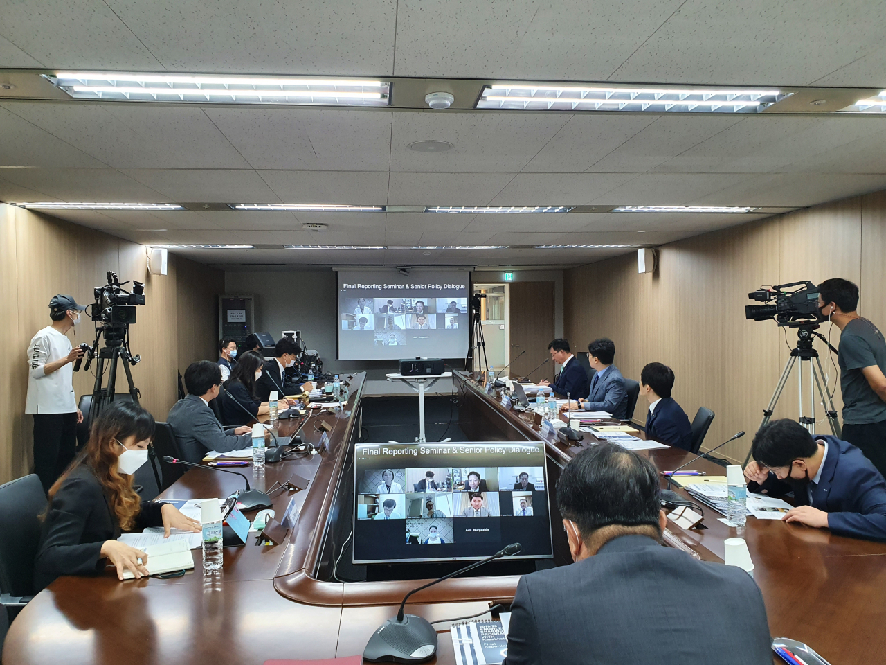 경제발전경험공유사업(KSP) 참석자들이 카자흐스탄 현지와 화상회의를 통한 최종보고회를 진행하는 모습 [주택도시보증공사(HUG) 제공]