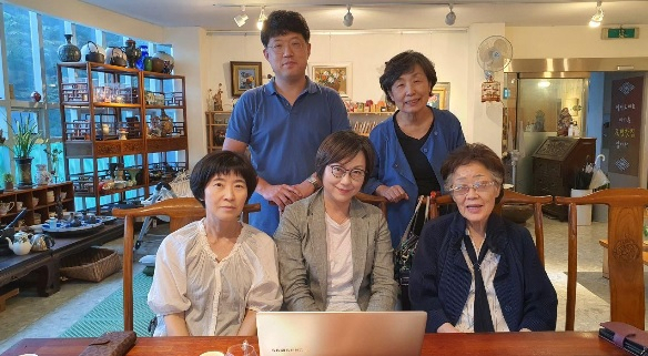 일본군 ‘위안부’ 피해자 이용수(앞줄 오른쪽) 할머니가 지난달 3일 이나영(앞줄 가운데) 일본군성노예제문제해결을위한정의기억연대(정의연) 이사장과 두 번째로 만난 모습. [연합]