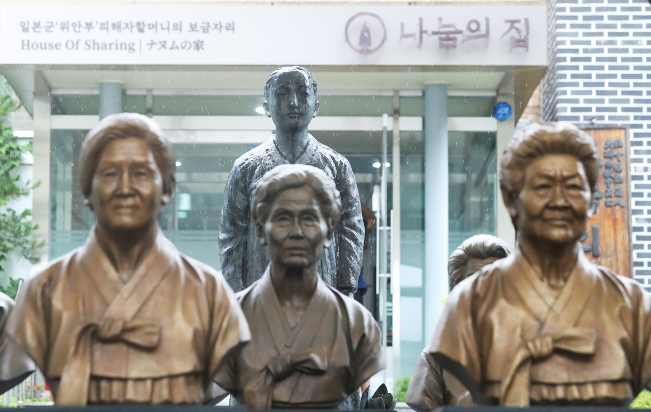 시민단체 등으로 구성된 '사회복지법인 대한불교조계종 나눔의집 사건 진상조사위원회'가 나눔의 집 법인·시설 측과 첫 면담을 진행한 지난달 24일 오후 경기도 광주시 나눔의 집에 설치된 평화의 소녀상이 비를 맞고 있다. [연합]