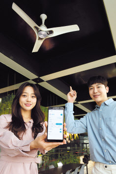 LG전자가 11일 프리미엄 천장형 선풍기 ‘LG 실링팬’(사진)을 국내에 처음 출시했다. LG 실링팬은 큰 날개가 천천히 회전하는 천장형 선풍기다.
LG전자는 신제품에 듀얼윙과 혹등고래의 돌기 디자인을 적용했다. 듀얼윙은 큰 날개의 중심부에 별도의 투명하고 작은 날개가 달려 있는 구조다. 날개 중심부의 풍량을 높여 공기 순환을 강화하는 효과를 낸다고 LG전자는 설명했다. 돌기 디자인은 실링팬 날개가 돌면서 나는 소리를 줄여주는 데에 도움이 된다. 신제품의 최저 소음은 속삭일 때와 비슷한 25데시벨(dB) 수준이다.
LG 실링팬은 사계절 내내 실내 공기를 쾌적하게 유지해주는 것은 물론 냉난방 성능은 높이고 에너지 사용량을 낮춰준다.
사용 편의성도 장점이다. 무선인터넷(Wi-Fi) 기능을 탑재해 고객은 리모컨 없이도 스마트폰이나 태블릿에 있는 LG 씽큐(LG ThinQ) 앱을 사용해 원격으로 선풍기를 제어할 수 있다.
신제품의 가격은 설치비를 포함해 출하가 기준 51만원이다. 정세희 기자