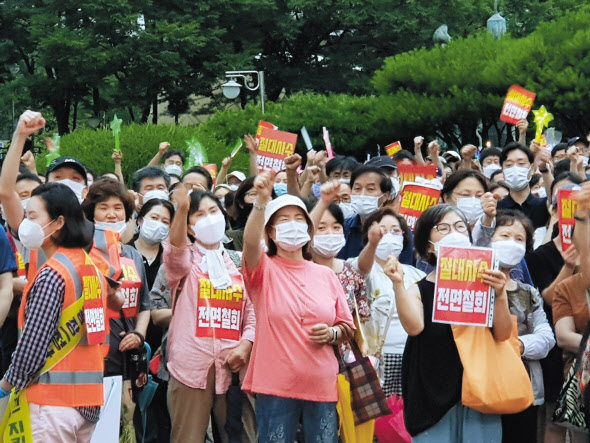 과천시민 3000여명은 지난 8일 과천중앙공원 분수대 앞에서 집회를 열고 “정부의 일방적인 주택 공급 대책을 철회하라”고 요구했다. [연합]