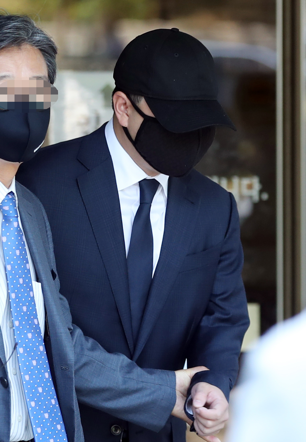 최근 음주운전과 불법 촬영 혐의로 물의를 일으킨 종근당 이장한 회장의 아들이 지난달 16일 서울 서초구 서울중앙지법에서 열린 1심 선고공판에 출석한 뒤 법정을 나서고 있다. [연합]