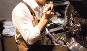 ‘엔터하츠’스페셜티커피전문점에서 로스팅중인 정화용 큐그레이더.